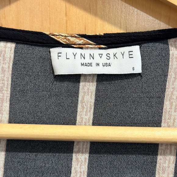 Lightly pre owned ( vintage) from wasteland Flynn Sky  wrap top . - Picture 7 of 7